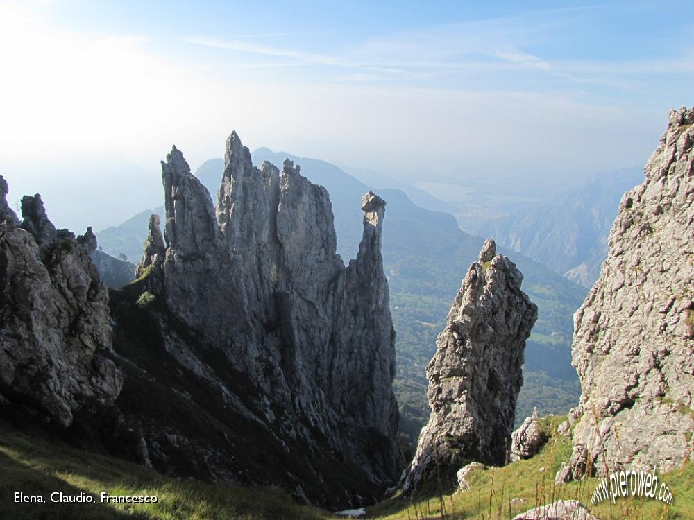 27 C'è chi arrampica sul pinnacolo del fungo.JPG